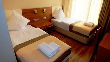 Улучшенный двухместный номер с 2 отдельными кроватями в Отеле Leon Boutique Hotel